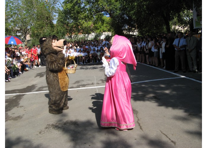 Сказочные герои Маша и Медведь - в гостях у школы