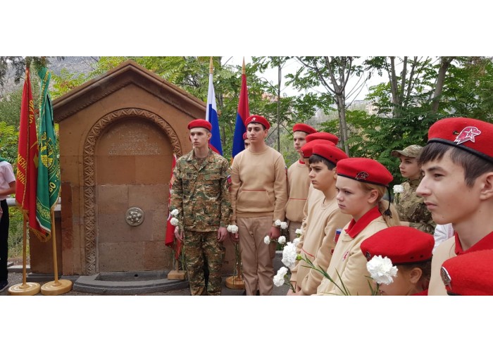 У памятника молодогвардейцам в г.Ереване