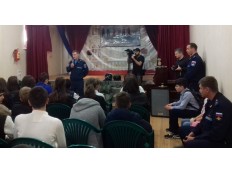 Встреча офицеров авиабазы «Эребуни»  с учащимися школы ко дню космонавтики