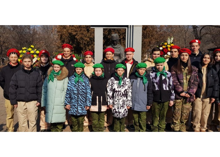 ЮНАРМЕЙЦЫ ПОЧТИЛИ ПАМЯТЬ ГЕРОЕВ БЛОКАДНОГО ЛЕНИНГРАДА