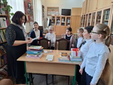 ПОДАРИЛИ КНИГИ С ЛЮБОВЬЮ